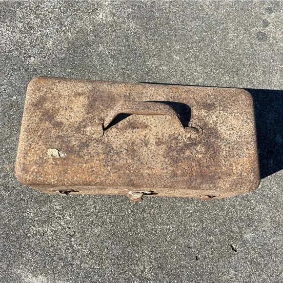 Vintage Distressed Metal Fishing Tackle Box - Home Decor - Accents - Picture 6 of 6